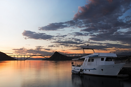 柯桥摄影照片_克罗地亚日落时带船的柯克桥