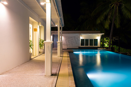 别墅夜间摄影照片_游泳池在夜间