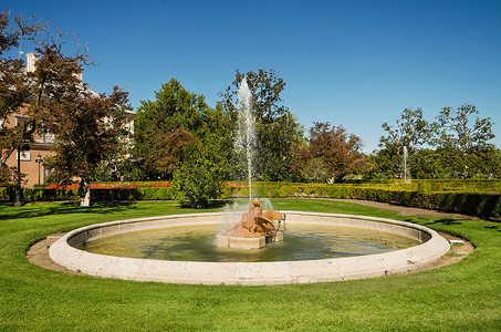 西班牙马德里阿兰胡埃斯皇宫的喷泉和花园。