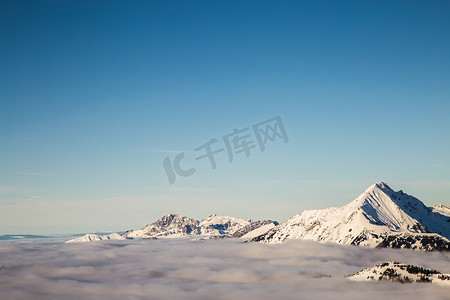 山上白雪覆盖，云雾缭绕