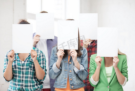 毕业设计展板设计摄影照片_学生用白纸遮住脸