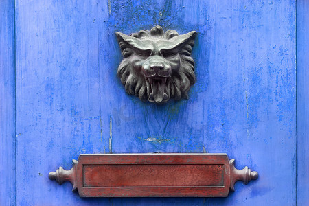 红色的信箱摄影照片_蓝色木门上的门环和信箱