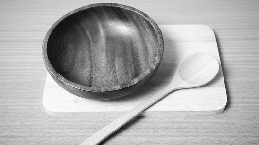 木碗和勺子黑白色调风格