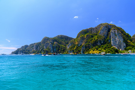 小船绿色摄影照片_小船和岩石，皮皮岛，安达曼海，甲米，泰国