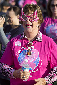 筹款活动摄影照片_乳腺癌活动中戴古怪眼镜的女人