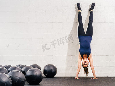 矿泉水倒立摄影照片_在 crossfit 健身房倒立