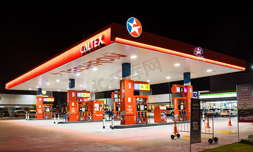 泰国曼谷：- 2020 年 11 月 23 日：CALTEX 油站，Fueling
