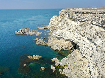 蓝色大海中的白色岩石悬崖，蓝天下的海洋