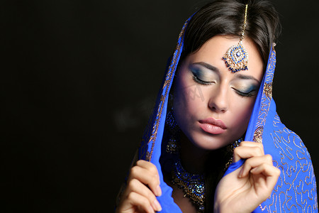 蓝色欢庆摄影照片_印地安蓝色礼服的年轻俏丽的妇女