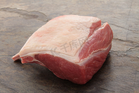 炭烧澳洲牛肋骨摄影照片_生羊肉块