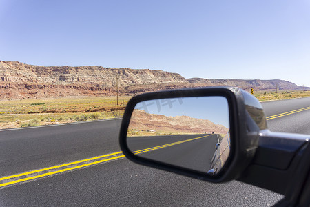 后视镜中的道路和风景穿过亚利桑那州。