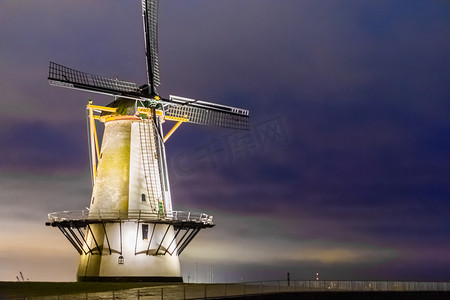 夜间弗利辛根风车，典型的荷兰风景，历史建筑，荷兰泽兰