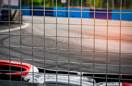 用于赛车在赛道上碰撞的轮胎保护后的金属网栅栏。