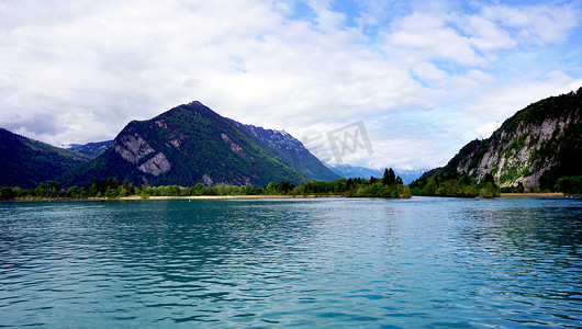 夏天雪山摄影照片_图恩湖的景色