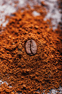 研磨咖啡堆上的咖啡豆