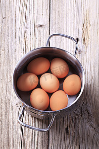 平底锅中的棕色鸡蛋