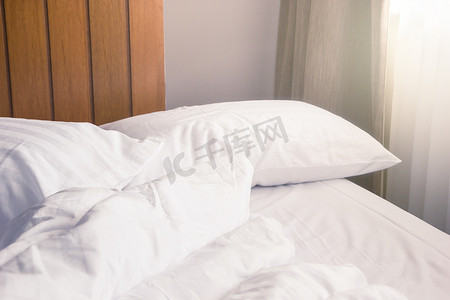 白色枕头和毯子，卧室床上皱纹凌乱