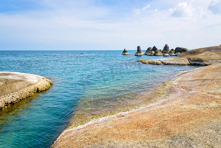 苏梅岛的岩石和蓝色大海