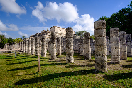 著名考古遗址 Chichen It 的石柱和柱子