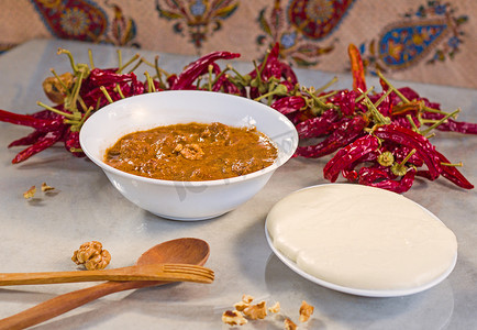 格鲁吉亚传统食品 Elarji 或玉米粉配奶酪和汤 Kharcho 或核桃酱配肉、干红辣椒和西红柿。
