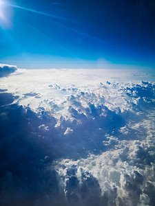 飞机大海摄影照片_从飞机到云层上的早晨日出的鸟瞰图