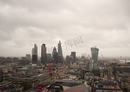黑暗的天空和雨在潮湿的伦敦全景视图