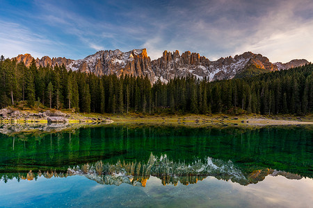 Carezza 湖 (Lago di Carezza, Karersee) 与拉特马尔山，博尔扎诺省，南蒂罗尔，意大利。 