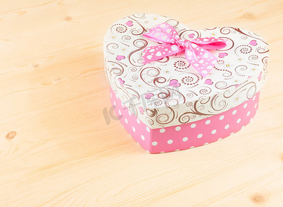 木桌上带丝带的礼盒，情人节的概念