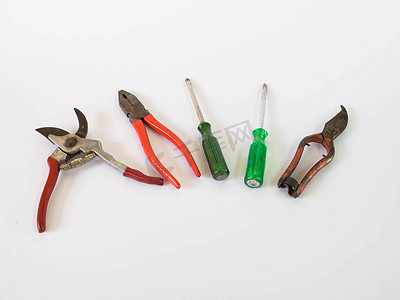 小型工具套装，包括钳子、修枝剪和螺丝刀