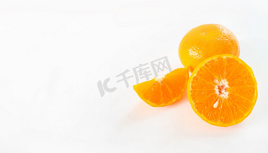 橙色水果变成全尺寸套装、半个立方体和半个