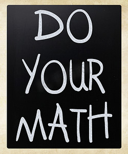 白色粉笔摄影照片_“”“做你的数学”“用白色粉笔在黑板上手写”