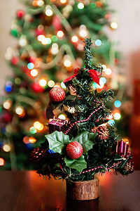 装饰圣诞树，背景是礼物和玩具