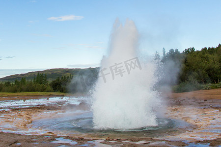 冰岛 Geysir 地区的 Strokkur 喷发