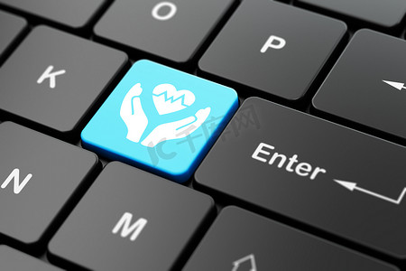 保险概念：电脑键盘背景上的心和手掌