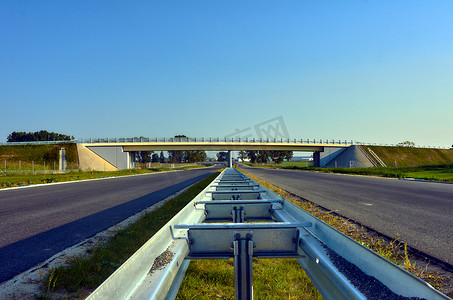 在建高速公路上的路桥