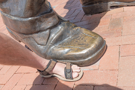 纳尔逊·曼德拉铜像脚尺寸对比