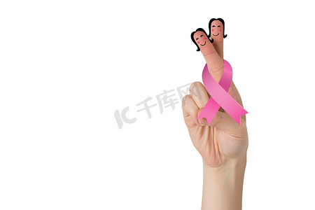 有乳腺癌丝带的交叉的手指