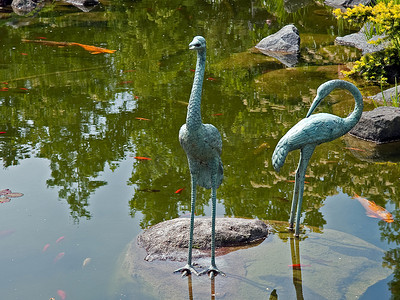池塘瀑布摄影照片_美丽的装饰古典花园鱼湖池塘