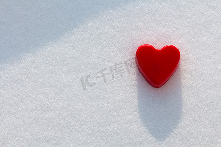 雪心摄影照片_雪中​​的红心与阳光