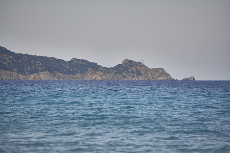 山直线摄影照片_山和海在地平线上相遇。