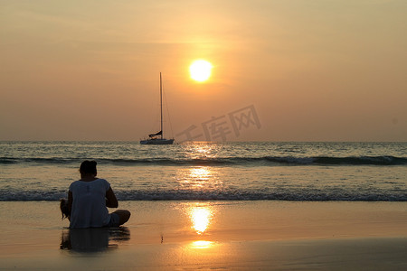 夕阳西下坐在海边，看着一艘过往的小船，穿着浅色夏装的女孩。