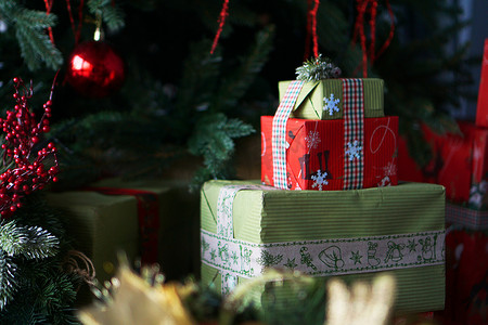 圣诞红摄影照片_圣诞树下漂亮的圣诞绿红礼盒