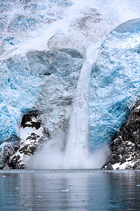 水落下摄影照片_阿拉斯加冰川上的冰块落下