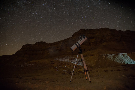 星空下营地摄影照片_星空下的望远镜