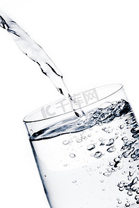 用带气泡的纯净水装满玻璃杯