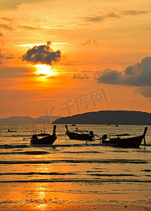 在日落的传统泰国长尾巴小船