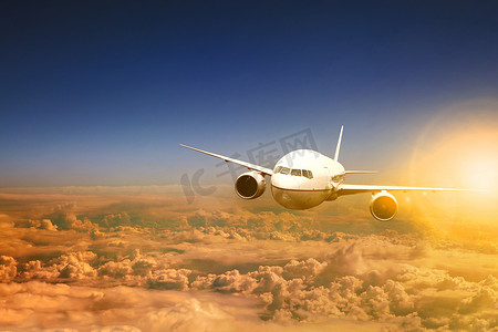 飞机飞过云景和背后的阳光