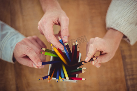 创意团队选择不同颜色的铅笔