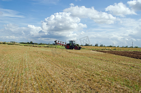 学雷锋做好事摄影照片_拖拉机准备犁农业收获领域