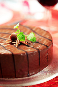 红酒蛋糕摄影照片_巧克力釉面蛋糕